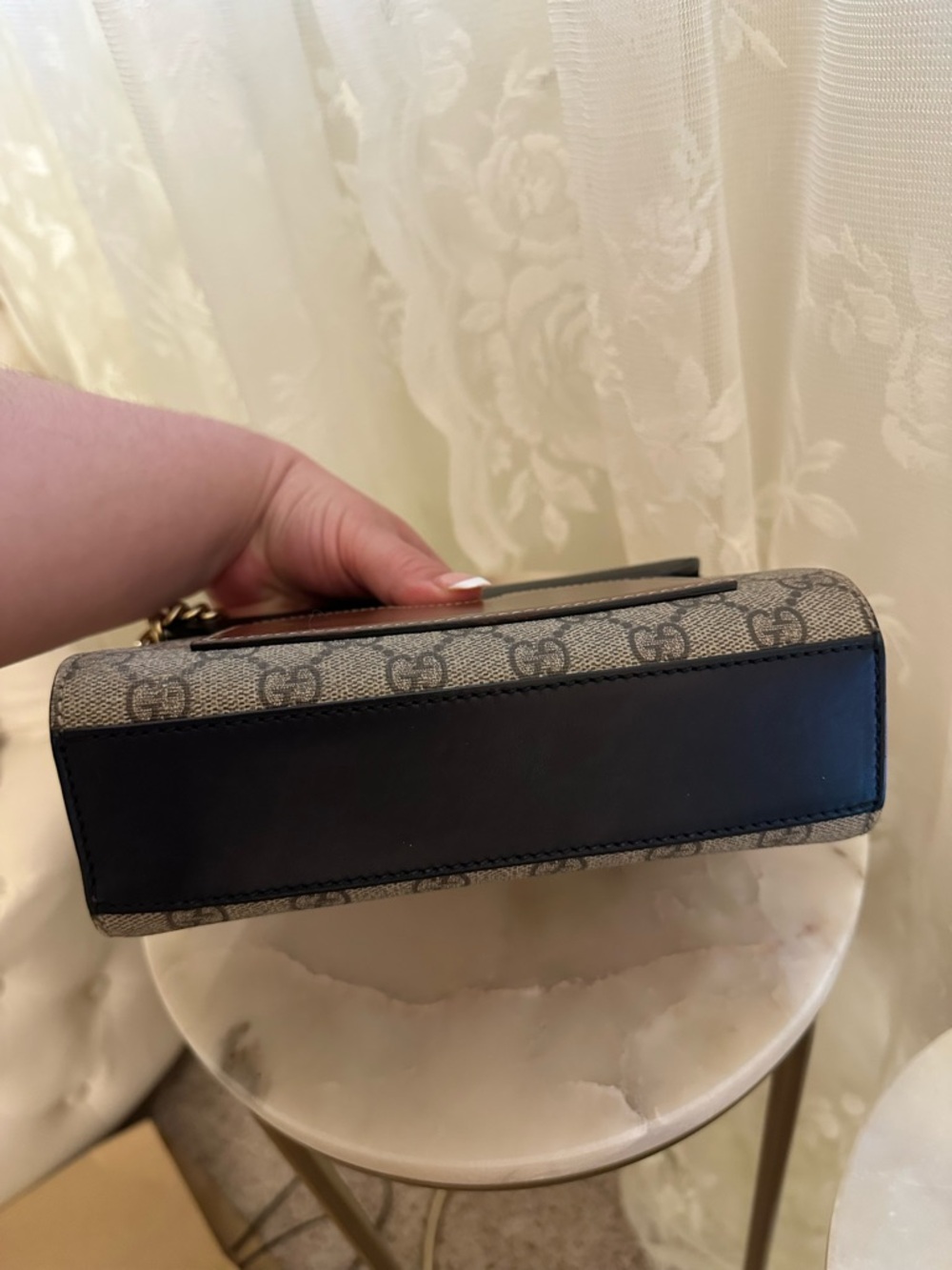 Authentic Gucci Black Leather and Beige GG Supreme Shoulder Bag - Picture 5 of 8